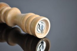 Drewniany młynek do pieprzu