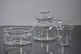 Dzbanek z podgrzewaczem i zaparzaczem BEROX