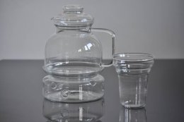 Dzbanek z podgrzewaczem i zaparzaczem BEROX