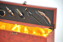 Skrzynka na butelkę wina z akcesoriami 