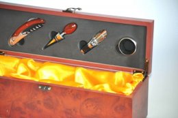 Skrzynka na butelkę wina z akcesoriami